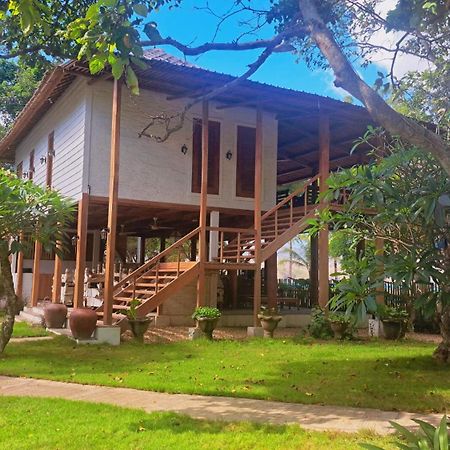 Pasir Putih Resort & Resto Maluk Екстер'єр фото