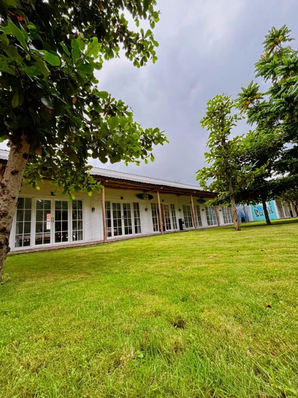 Pasir Putih Resort & Resto Maluk Екстер'єр фото