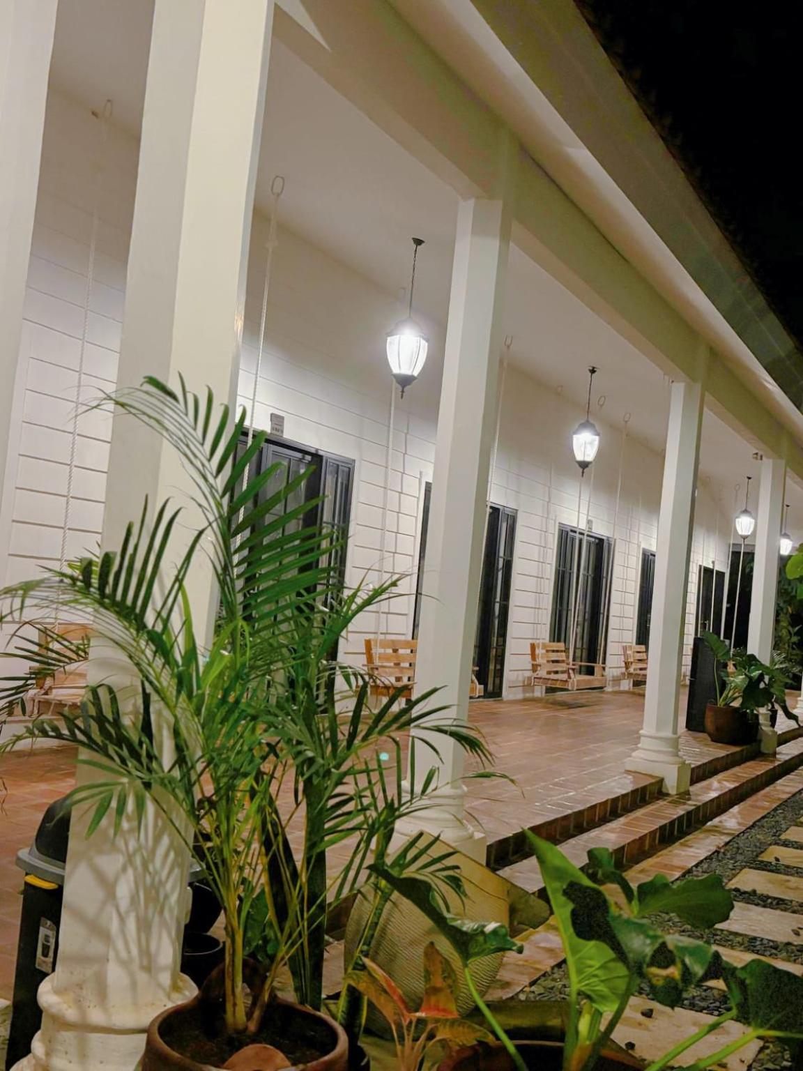 Pasir Putih Resort & Resto Maluk Екстер'єр фото